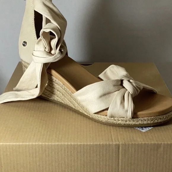 UGG

Yarrow
Women's - Picture 12 of 13